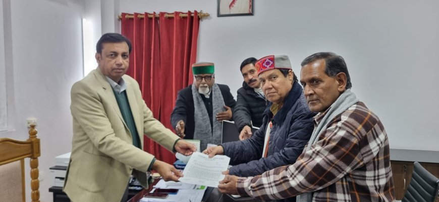 UCC को लेकर कांग्रेस शिष्टमंडल प्रदेश कांग्रेस उपाध्यक्ष धीरेंद्र प्रताप के नेतृत्व में राज्य निर्वाचन आयुक्त से मिला