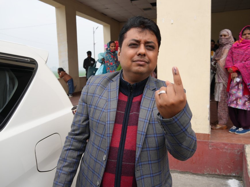 जिला निर्वाचन अधिकारी नितिन सिंह भदौरिया ने फूल मंडी बूथ नम्बर 156 में अपने मत का प्रयोग किया