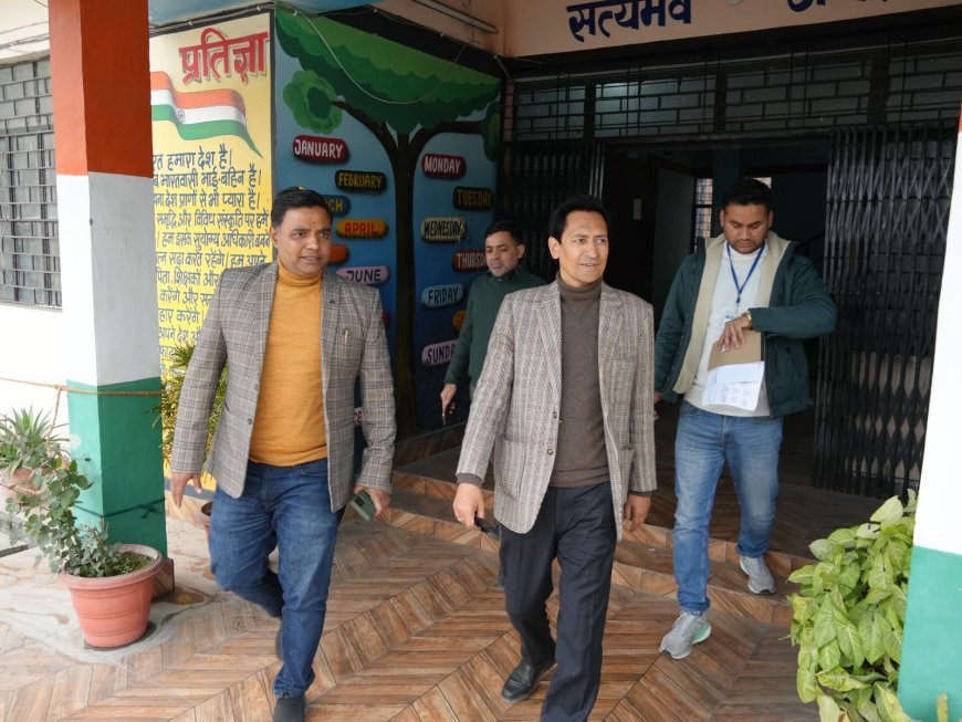 मण्डलायुक्त दीपक रावत व आईजी डॉ0 योगेन्द्र सिंह रावत ने नगर निगम रूद्रपुर में मतदान का जायजा लिया