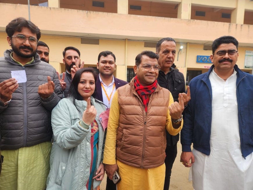 विधायक शिव अरोरा ने वार्ड न. 31 आनद पब्लिक स्कूल मतदान केंद्र पर अपने मताधिकार का किया प्रयोग*