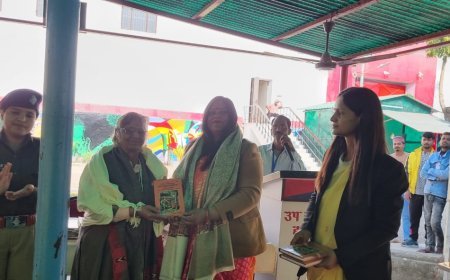 साहित्यिक पुस्तकों को उप कारागार हल्द्वानी पुस्तकालय को किया भेंट ।