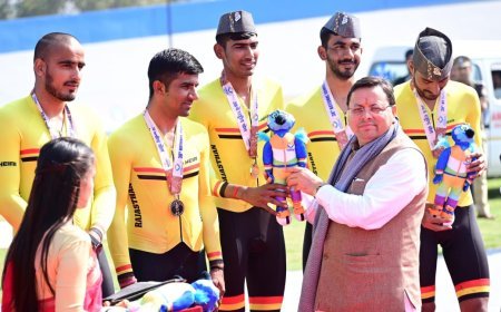 मुख्यमंत्री धामी ने 38वें राष्ट्रीय खेल में स्पोर्टस स्टेडियम वैलोड्रोम में साइकिलिंग पदक विजेताओं को मैडल पहना कर सम्मानित किया