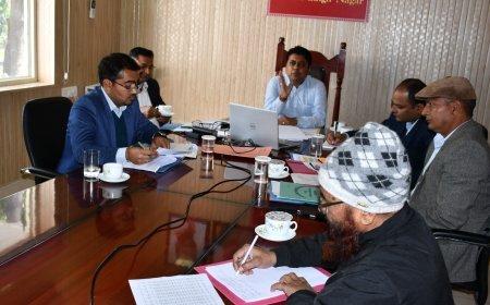 जिलाधिकारी ने कैम्प कार्यालय में नगर निकायों के कार्यो की समीक्षा की