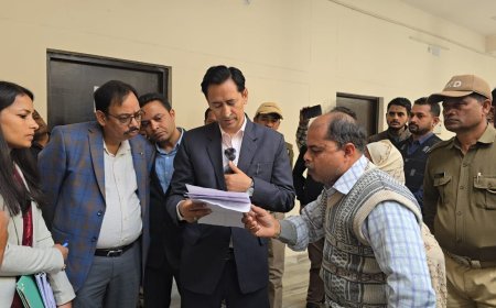 मण्डलायुक्त दीपक रावत ने उपजिलाधिकारी कार्यालय व तहसील सितारगंज का निरीक्षण किया