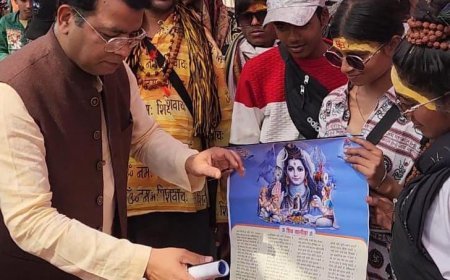 *विधायक शिव अरोरा ने जगह - जगह शिव चालीसा व प्रसाद भेट कर कावरियों का किया स्वागत*