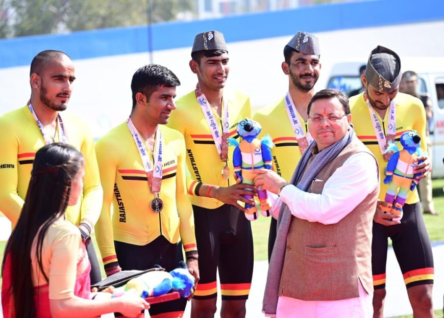 मुख्यमंत्री धामी ने 38वें राष्ट्रीय खेल में स्पोर्टस स्टेडियम वैलोड्रोम में साइकिलिंग पदक विजेताओं को मैडल पहना कर सम्मानित किया