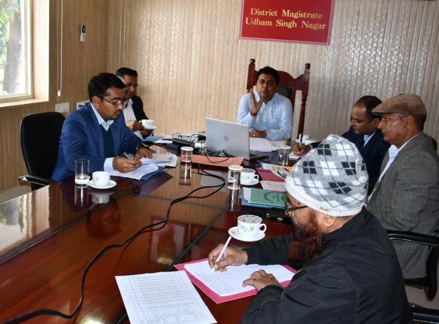 जिलाधिकारी ने कैम्प कार्यालय में नगर निकायों के कार्यो की समीक्षा की
