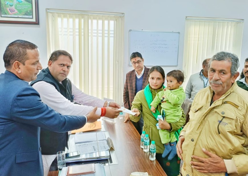 मेयर ने मृतक कर्मचारी के परिवार को पहुंचाई राहत