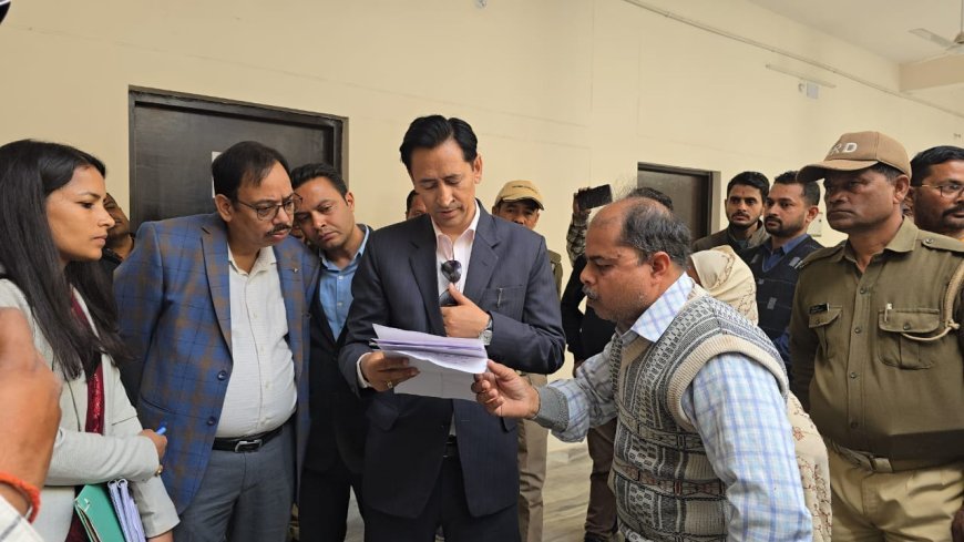 मण्डलायुक्त दीपक रावत ने उपजिलाधिकारी कार्यालय व तहसील सितारगंज का निरीक्षण किया