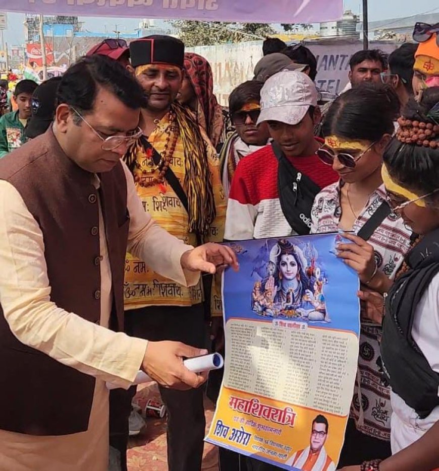 *विधायक शिव अरोरा ने जगह - जगह शिव चालीसा व प्रसाद भेट कर कावरियों का किया स्वागत*