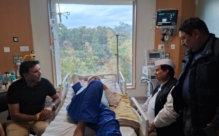 कांग्रेस नेता  धीरेंद्र प्रताप और राजपाल बिष्ट पूर्व मुख्यमंत्री हरीश रावत का  हाल-चाल जानने मैक्स अस्पताल पहुंचे