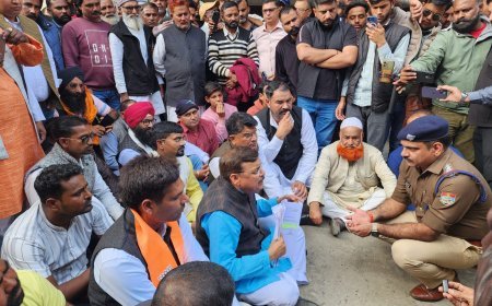 भू माफिया के खिलाफ दी गई तहरीर पर मुकदमा न दर्ज होने पर आज पूर्व विधायक राजेश शुक्ला ने कोतवाली में दिया धरना