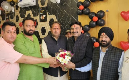 महापौर ने नये प्रतिष्ठान का किया शुभारम्भ