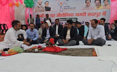 मण्डलायुक्त दीपक रावत ने कलेक्ट्रेट परिसर में बनायी जा रही पार्किंग का भूमि पूजन किया