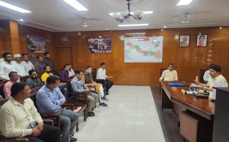 विधायक शिव अरोरा के नेतृत्व मे विश्वकर्मा मार्किट के व्यापारियों ने की जिला अधिकारी से मुलाक़ात