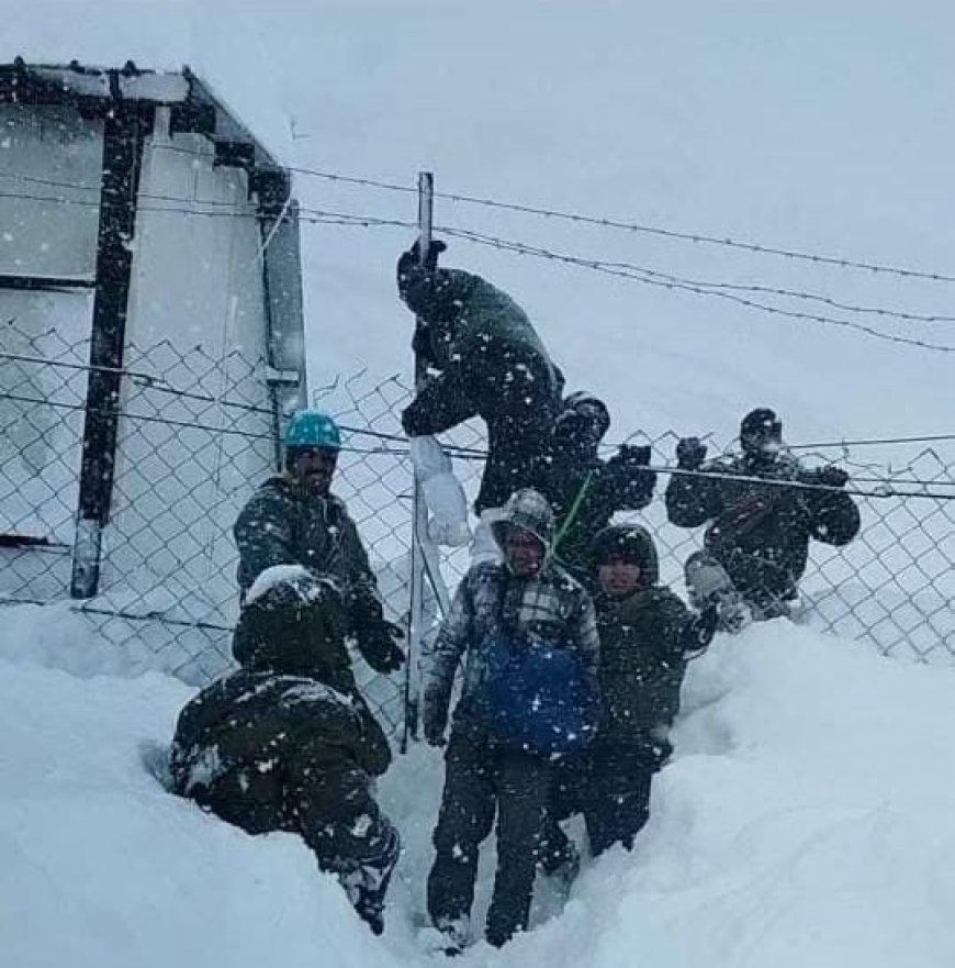 सीएम धामी ने चार घंटे में दूसरी बार आपदा परिचालन केंद्र का दौरा किया, चमोली में हिमस्खलन के बाद राहत कार्यों की निगरानी*