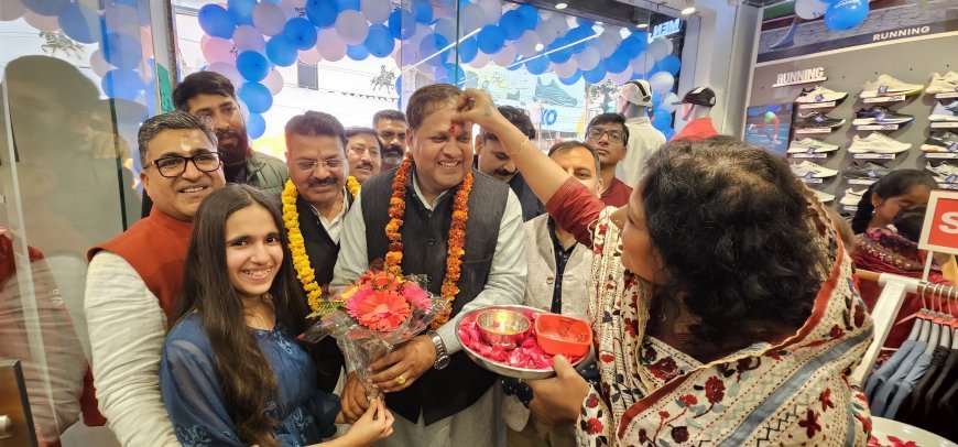 महापौर ने नए शोरूम का किया शुभारंभ