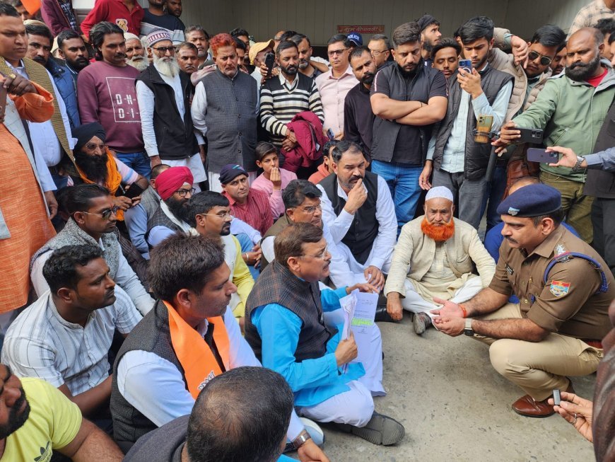 भू माफिया के खिलाफ दी गई तहरीर पर मुकदमा न दर्ज होने पर आज पूर्व विधायक राजेश शुक्ला ने कोतवाली में दिया धरना