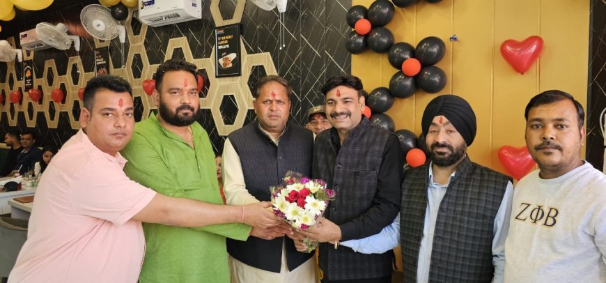 महापौर ने नये प्रतिष्ठान का किया शुभारम्भ