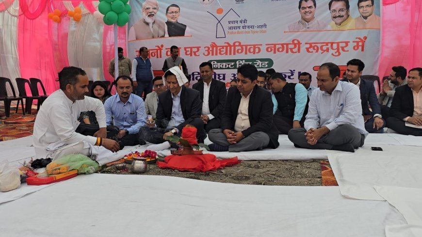 मण्डलायुक्त दीपक रावत ने कलेक्ट्रेट परिसर में बनायी जा रही पार्किंग का भूमि पूजन किया