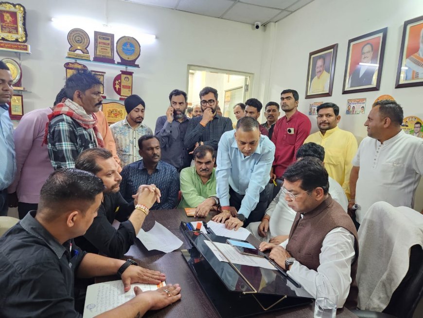 विधायक शिव अरोरा ने जनता दर्शन कार्यक्रम मे अपने कार्यालय पर सैकड़ो लोगो की समस्या को सुन त्वरित किया निस्तारण*