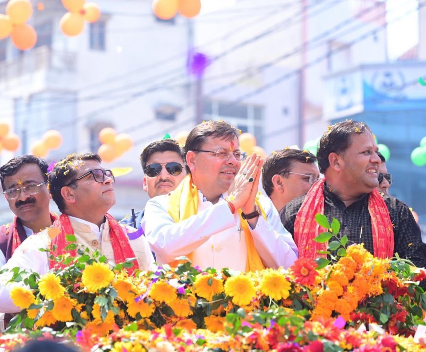 रोड शो के दौरान गाजे बाजे और आतिबाजी के बीच पुष्प वर्षा से उत्सव जैसा बना माहौल