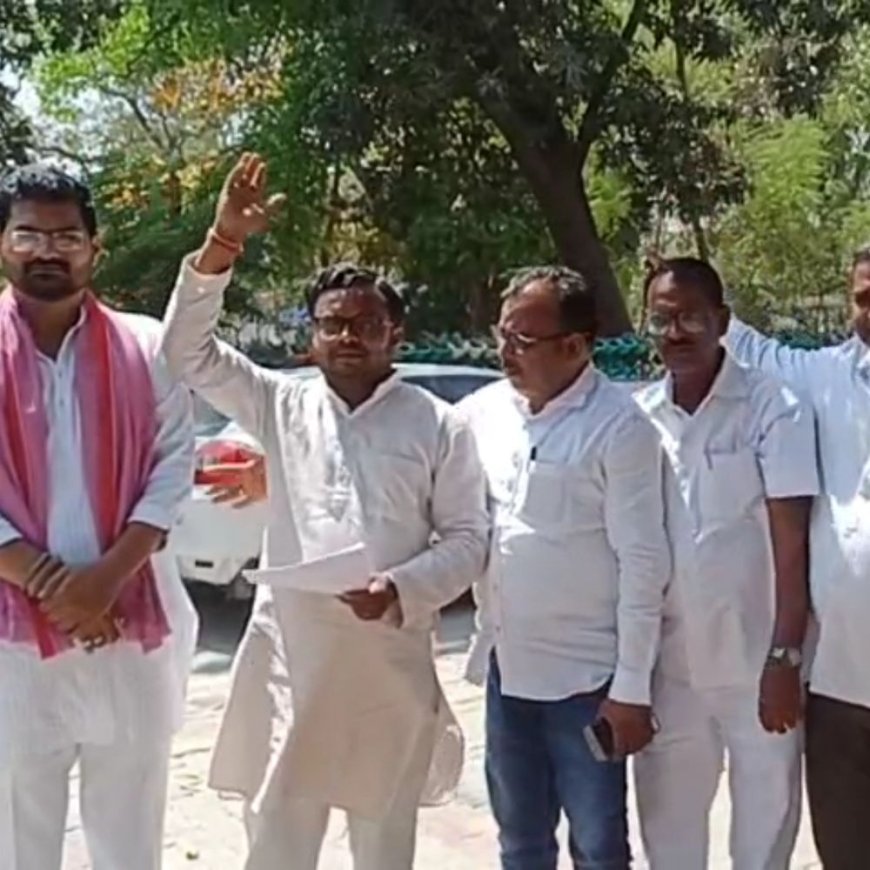 सपा सांसद के आवास पर हमले के विरोध में प्रदर्शन:बहराइच में सपा कार्यकर्ताओं ने कलेक्ट्रेट पहुंचकर की कार्रवाई की मांग