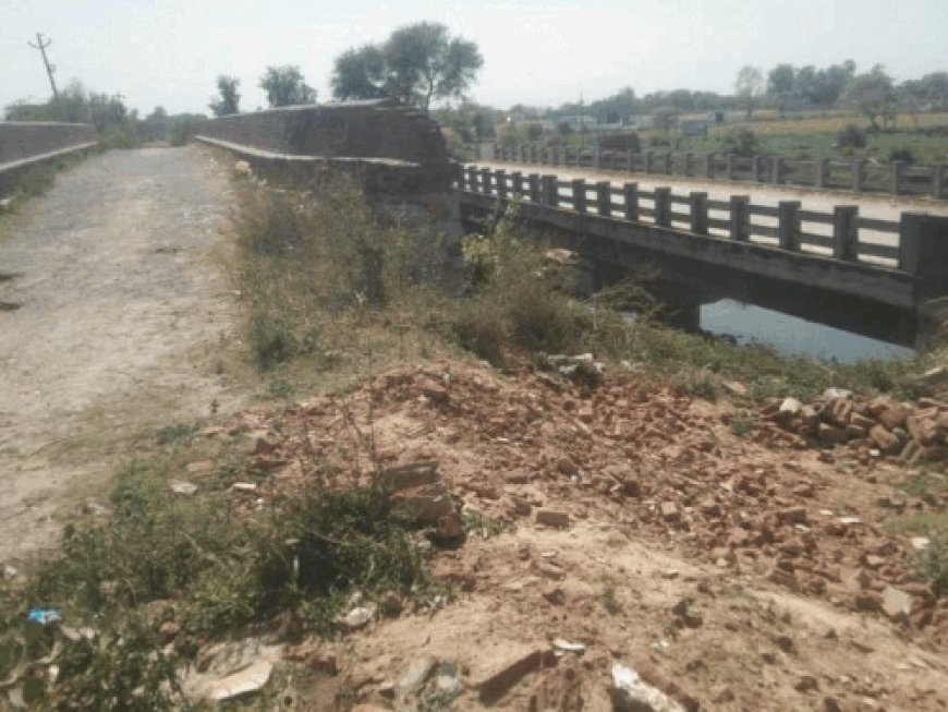 पलवल में आगरा नहर का बाता-एस्केप पुल हुआ जर्जर:वाहनों की आवाजाही बंद, कभी भी गिर सकता है एप्रोच स्लैब