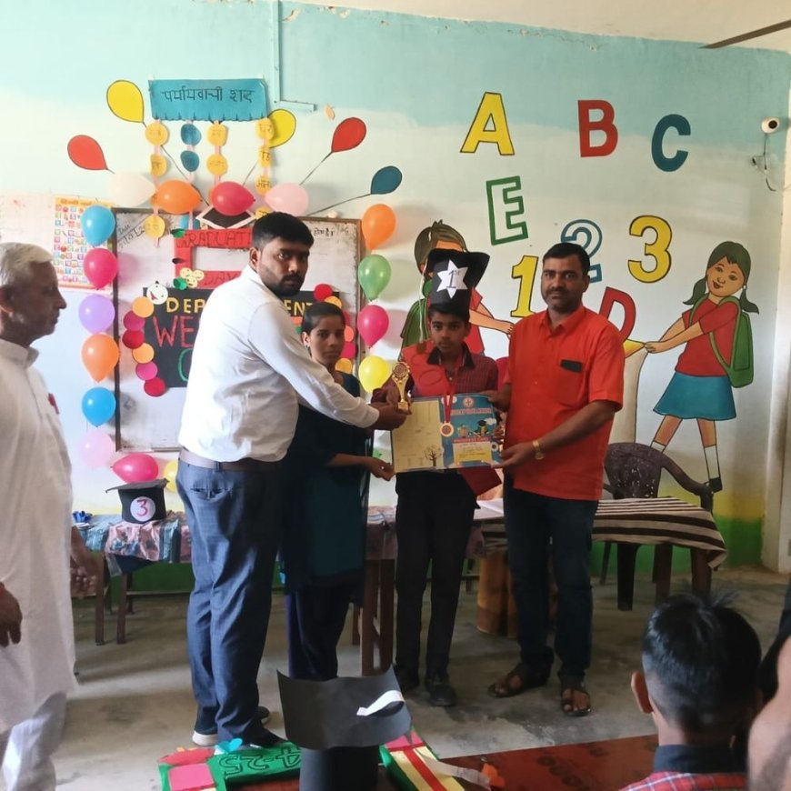 अमेठी के सर्वोदय विद्या मंदिर में पुरस्कार वितरण समारोह:नर्सरी से कक्षा 8 तक के मेधावी छात्रों को मिले मोमेंटो और मेडल, अभिभावक भी रहे मौजूद
