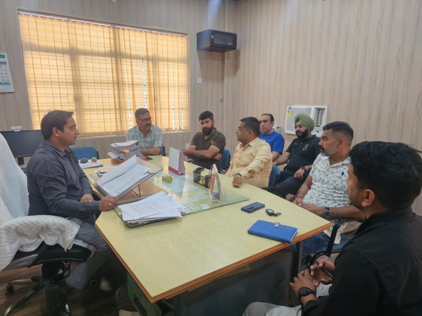 गंदा पानी सप्लाई को लेकर व्यापार मंडल के पदाधिकारीयों ने अधिशासी अभियंता से मिलकर विरोध दर्ज कराया