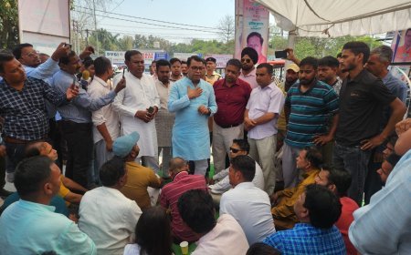 विधायक शिव अरोरा मुख्य बाजार  अम्बेडकर मूर्ति पर चल रहे धरना स्थल पहुँचे! पुलिस से घटना की जांच कर दोषियों के खिलाफ सख्त कार्यवाही की बात कही
