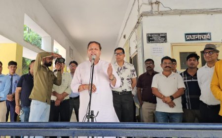 महापौर ने जनता इंटर कालेज में टॉपर्स को किया सम्मानित