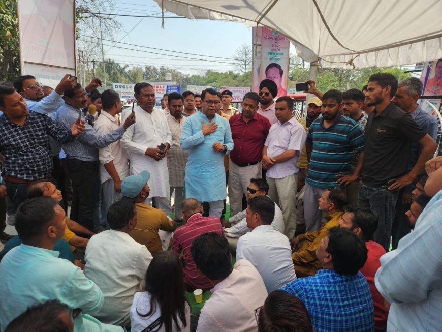 विधायक शिव अरोरा मुख्य बाजार अम्बेडकर मूर्ति पर चल रहे धरना स्थल पहुँचे! पुलिस से घटना की जांच कर दोषियों के खिलाफ सख्त कार्यवाही की बात कही
