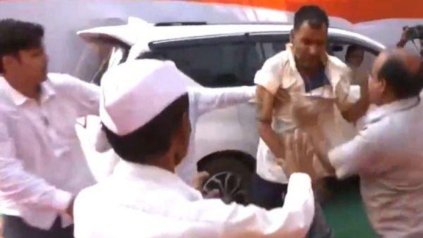 पटना में राहुल गांधी के जाते ही भिड़े कार्यकर्ता, सांसद अखिलेश ने मारा थप्पड़