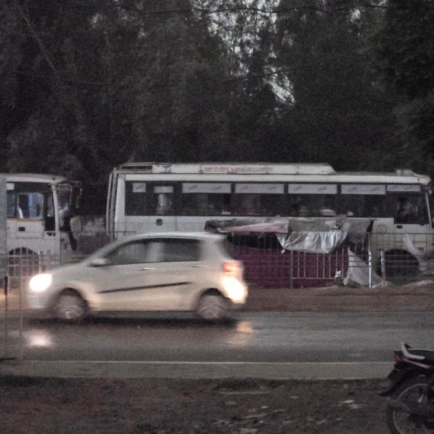 नरवाना में दोपहर बाद छाया घना अंधेरा:काले बादल और हल्की बारिश शुरू, वाहनों को जलानी पड़ीं लाइट्स, किसान चिंतित