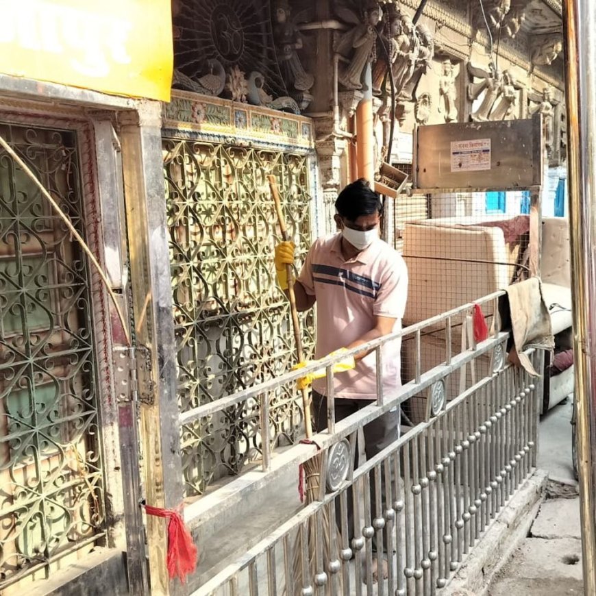 भाजपा स्थापना दिवस: मिर्जापुर में स्वच्छ तीर्थ अभियान:नपाध्यक्ष ने बूढ़ेनाथ और बेटी जी मंदिर में किया श्रमदान, भाजपा की उपलब्धियां बताईं