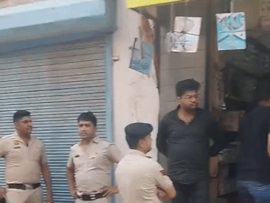 फतेहाबाद में किताबों की दुकान पर रेड:एक पब्लिकेशन की नकली किताबें होने का शक, यूपी से पुलिस लेकर पहुंचे अधिकारी