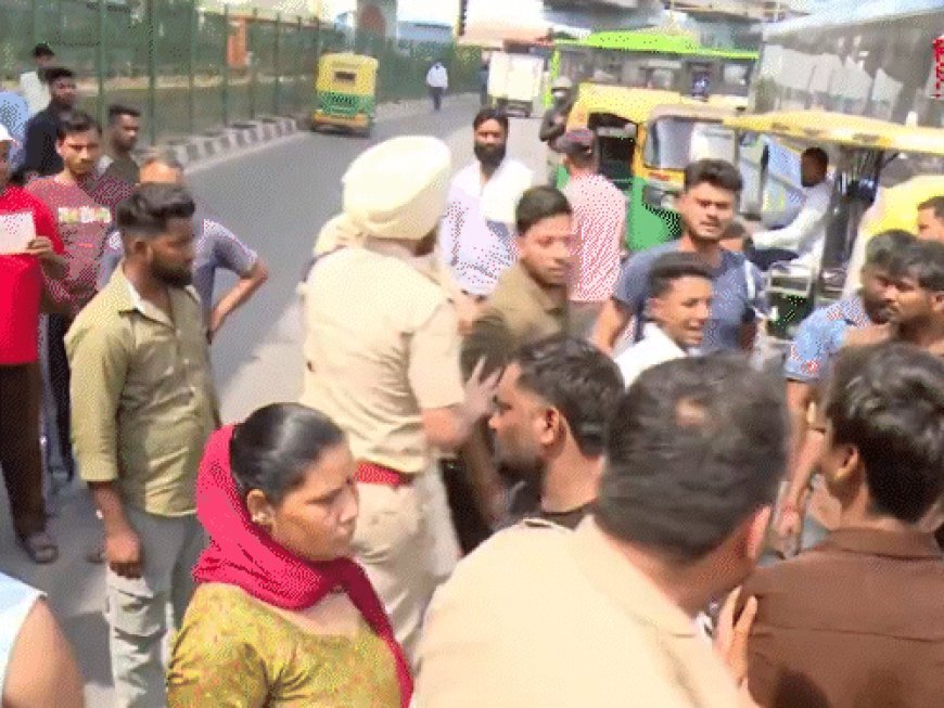 दिल्ली के सीलमपुर में युवक की हत्या पर तनाव:परिजन बोले- मुस्लिम लड़कों ने रंजिश में मारा; पोस्टर लगे- हिंदू खतरे में, पलायन कर रहे