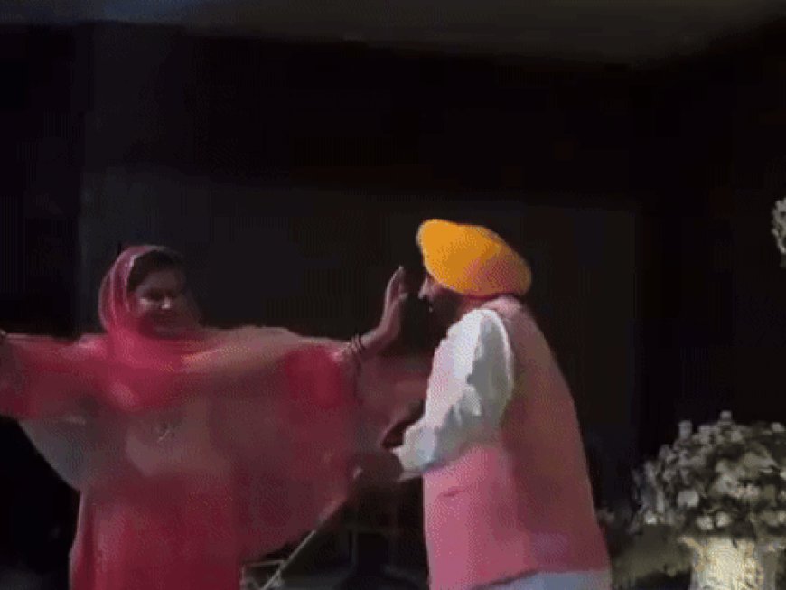 केजरीवाल ने बेटी की सगाई में डांस किया:पुष्पा-2 मूवी के सॉन्ग 'अंगारों' पर पत्नी संग सेम स्टेप किए; पंजाब CM मान ने भांगड़ा किया