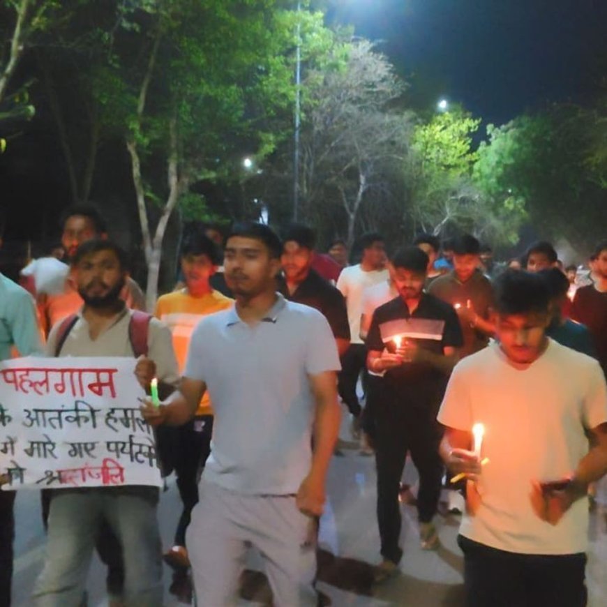 रोहतक में पहलगाम हमले के विरोध में निकाला कैंडल मार्च:एमडीयू के स्टूडेंट ने की नारेबाजी, सरकार से मदद की मांग