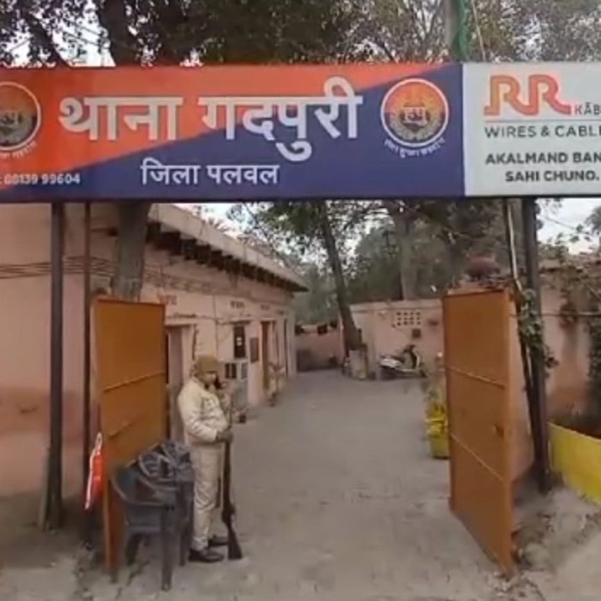 पलवल के सरकारी स्कूल से सामान चोरी:रोशनदान तोड़कर अंदर घुसे चोर, प्रधानाचार्य के रूम से 69 टैब गायब