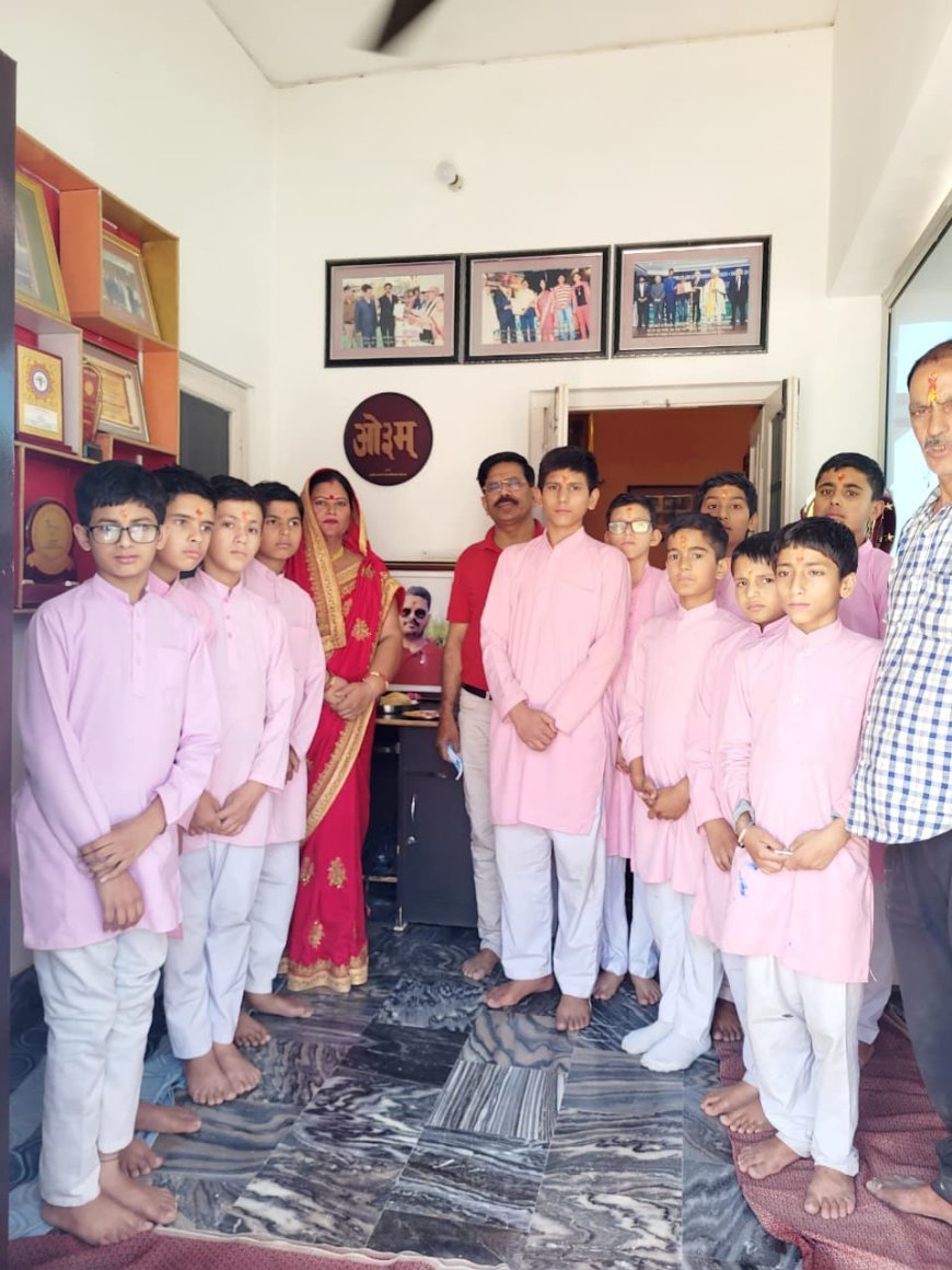 सरवती देवी मैमोरियल ट्रस्ट के तत्वावधान में संस्था सचिव धीरज शरण की प्रथम पुण्यतिथि पर वैदिक मंत्रोच्चार और गायत्री मंत्र पाठ कर दी भावपूर्ण श्रद्धांजलि