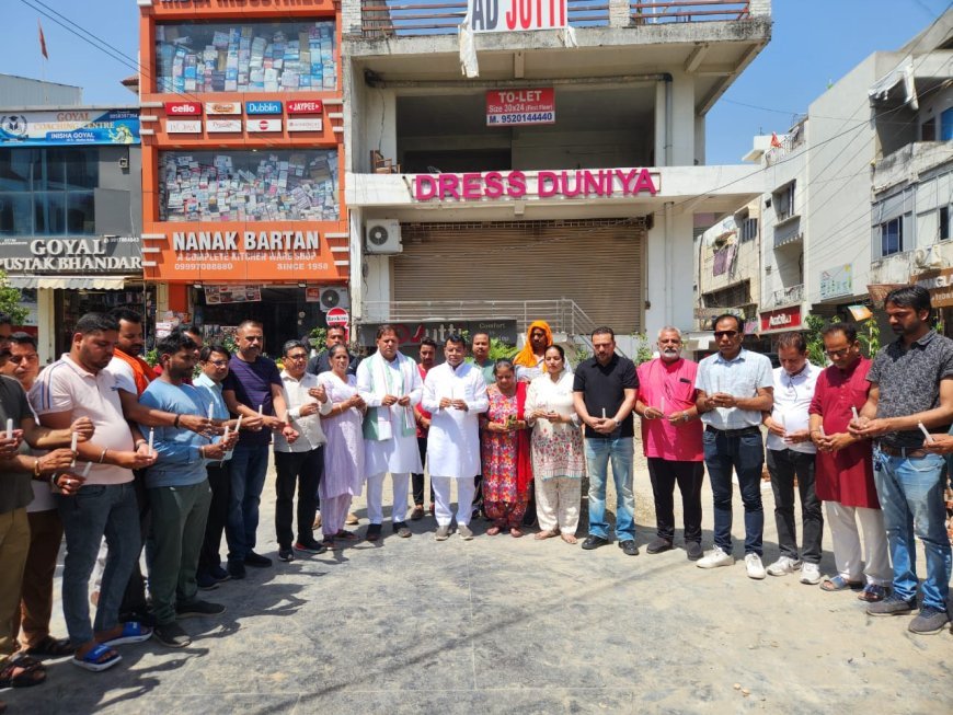 जम्मू कश्मीर के पहलगाम मे हुई आतंकी घटना मे दिवंगत हुऐ मृतको को भगत सिंह चौक पर भाजपा कार्यकर्त्ता ने नम आँखो से दी श्रद्धांजलि!