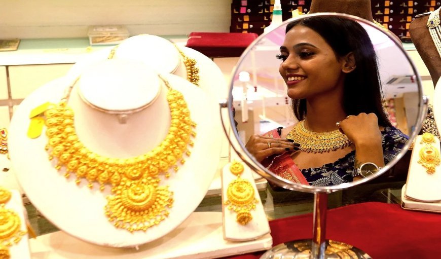 Gold Rate: अक्षय तृतीया सोने की कीमत में आई गिरावट, 10 ग्राम 24 कैरेट सोना खरीदने के लिए देने होंगे इतने रुपये