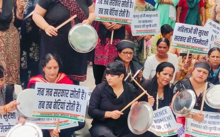 धूम में नंगे पॉव आखों में गुस्सा और महिलाओं की नैनीताल काण्ड के खिलाफ नारों कीे गूंज से देहरादून गूॅज उठा।