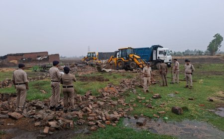 अवैध अतिक्रमण पर चला  बुलडोजर*