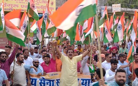 रुद्रपुर, सेना के सम्मान में पूर्व विधायक राजकुमार ठुकराल के नेतृत्व में तिरंगा यात्रा निकली