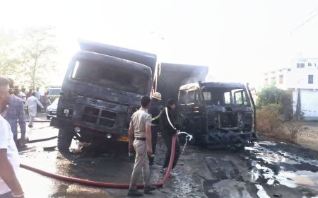 *थाना गदरपुर पुलिस और फायर बिग्रेड गदरपुर की त्वरित कार्यवाही से ट्रकों में लगी आग पर पाया काबू।*