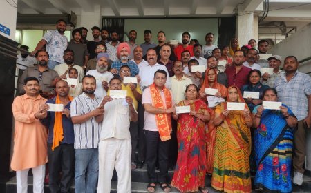 विधायक शिव अरोरा ने अपने कार्यालय पर मुख्यमंत्री राहत कोष से जरूरतमंदो को आर्थिक सहायता चैक सौपे*