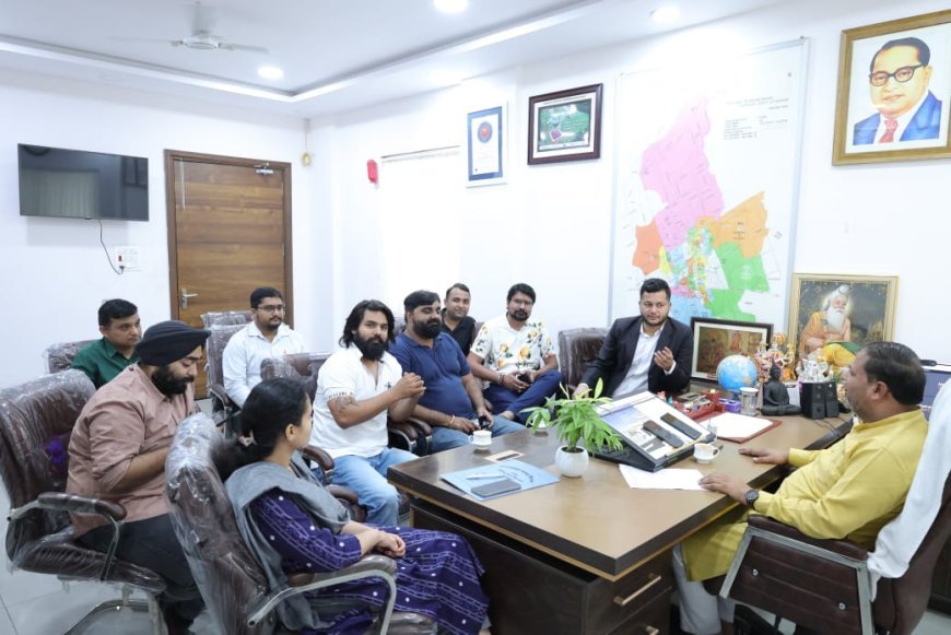 आवारा कुत्तों से निजात दिलाने के लिए मेयर से मिला ओमेक्स सोसाइटी का प्रतिनिधिमंडल